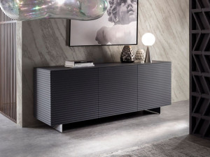 Шкаф с распашными дверями