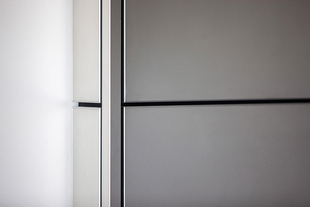 FSRT655 Система облицовки стен Levele флоат-панелями; нижние вставки из нержавеющей стали с отделкой из песчаника и оттиском по далласскому образцу; верхние вставки из окрашенного алюминия на заказ в поезд феникс скай, международный аэропорт феникс скай-г Forms-surfaces  - Вид №23