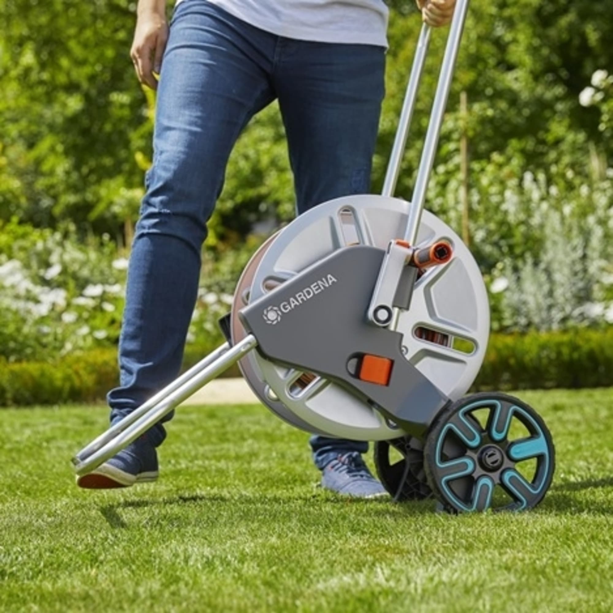 81273857 Тележка для шланга Gardena AquaRoll M с комплектом для полива Santreyd  - Вид №2