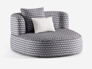 Тканевое кресло с подлокотниками