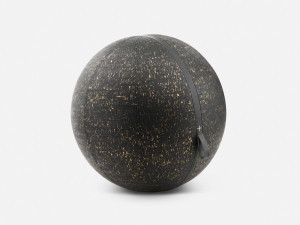 Сидящий мяч в пробке