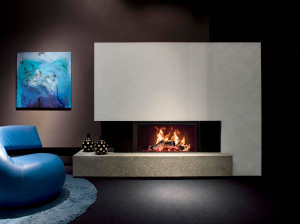 Встроенный дровяной камин на стене