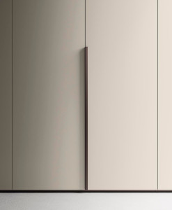 Шкаф с распашными дверцами