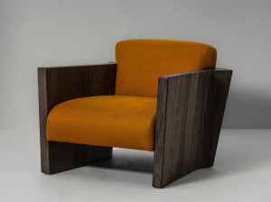 Кресло из массива дерева с подлокотниками