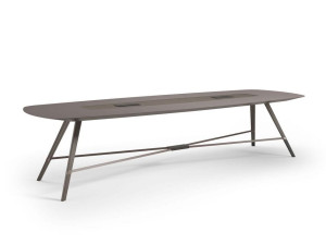 Деревянный стол для совещаний с электрической розеткой