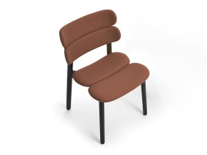 Тканевый мягкий стул с деревянной основой