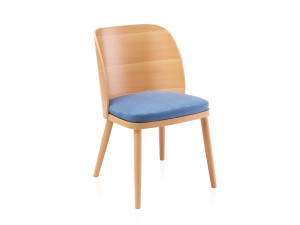 Деревянный стул с мягким сиденьем