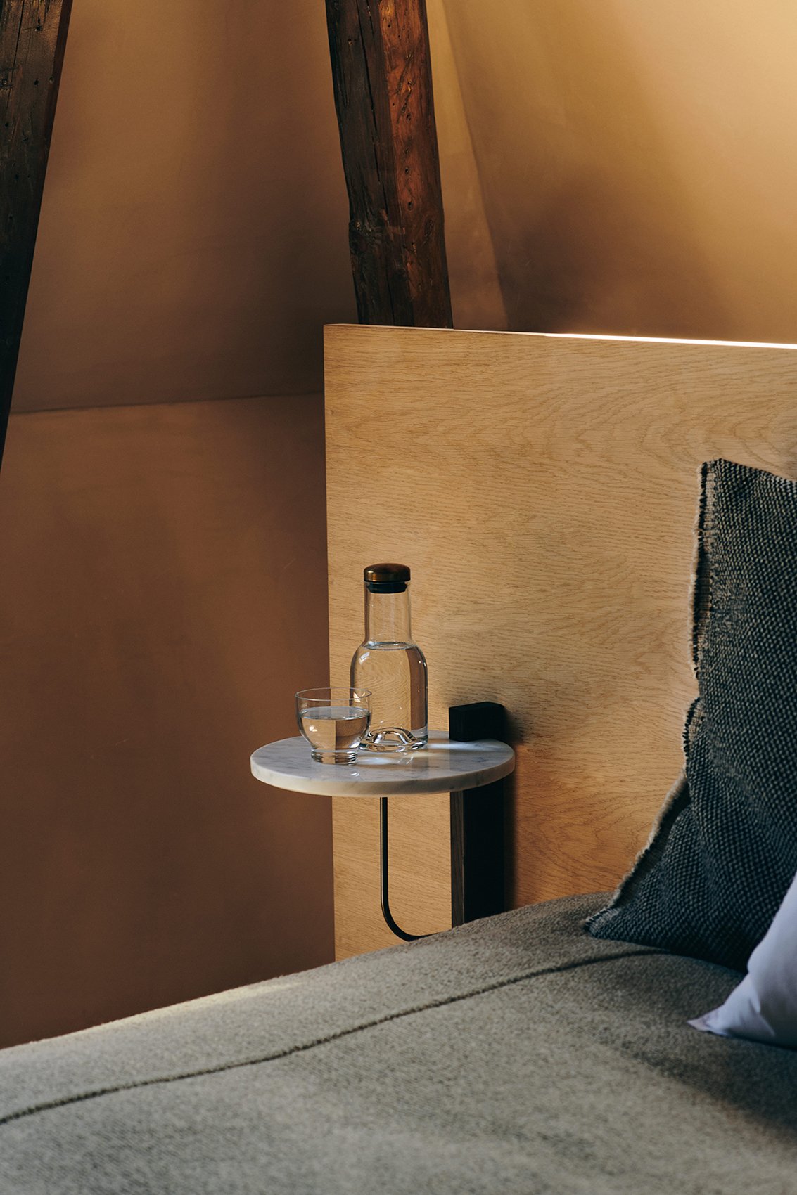 4681839 MENU Бутылка для воды, 0,5 л Стекло прозрачное | Латунь  - Вид №1