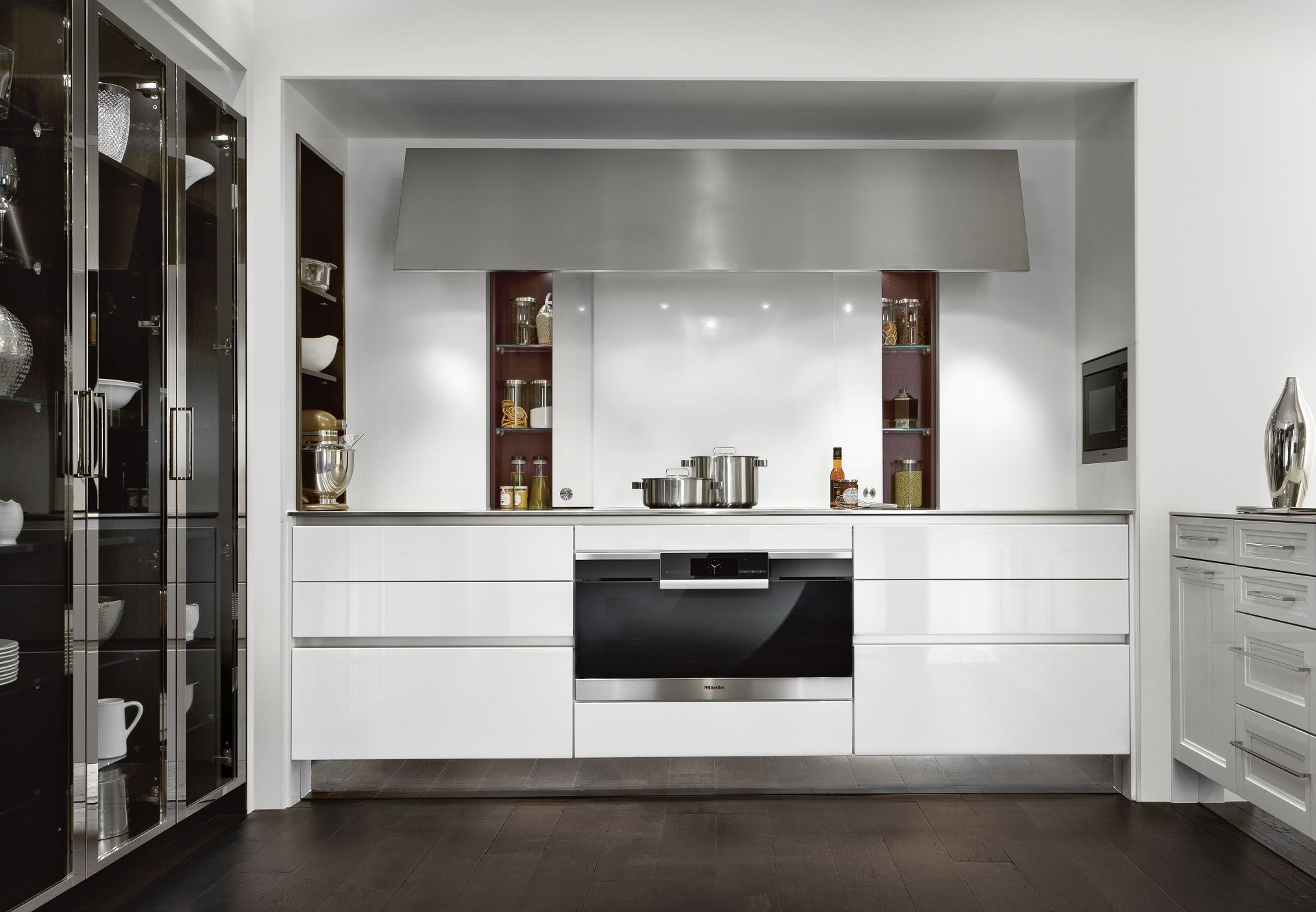 Лакированная кухня с зоной колонн из глянцевого черного дерева / стекла SieMatic SieMatic CLASSIC - SE 2002 BA ARCH-00066205 - Вид №1