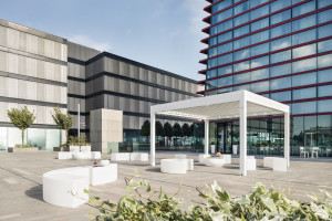 Самонесущая беседка с поворотными решетками