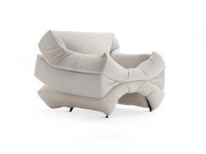 Тканевое кресло с подлокотниками