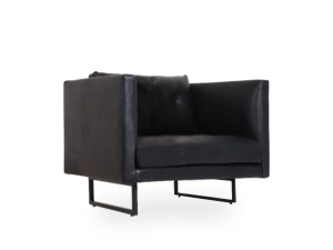 Кресло из кожзаменителя с подлокотниками