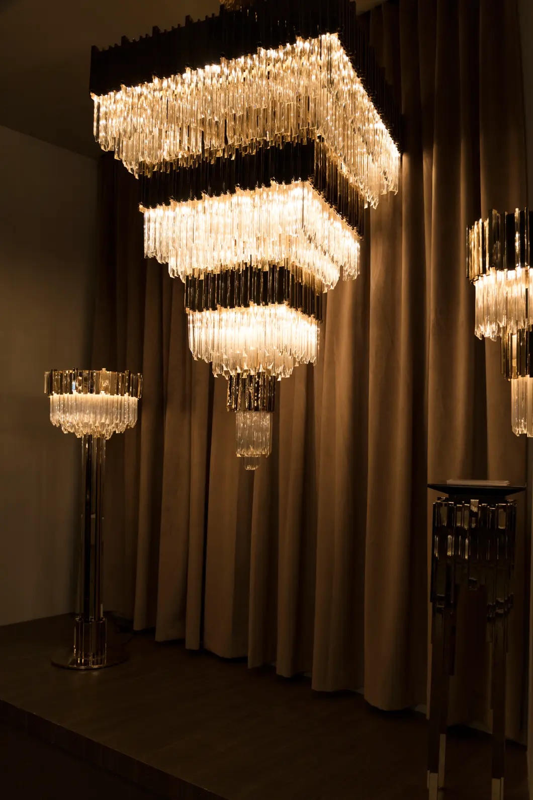 Квадратная люстра LUXXU Empire 22 - Вид №1