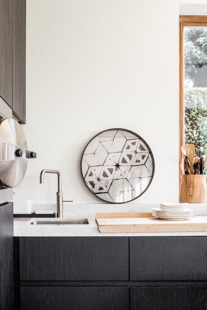 Ethnicraft Круглый поднос из дерева и стекла Ocean blue 20341 - Вид №3