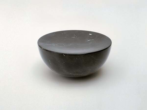 Низкий стул из черного мрамора Marquina Michael Anastassiades MEDITATION ARCH-00138652