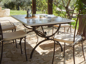 Садовый стол из фаянса и нержавеющей стали