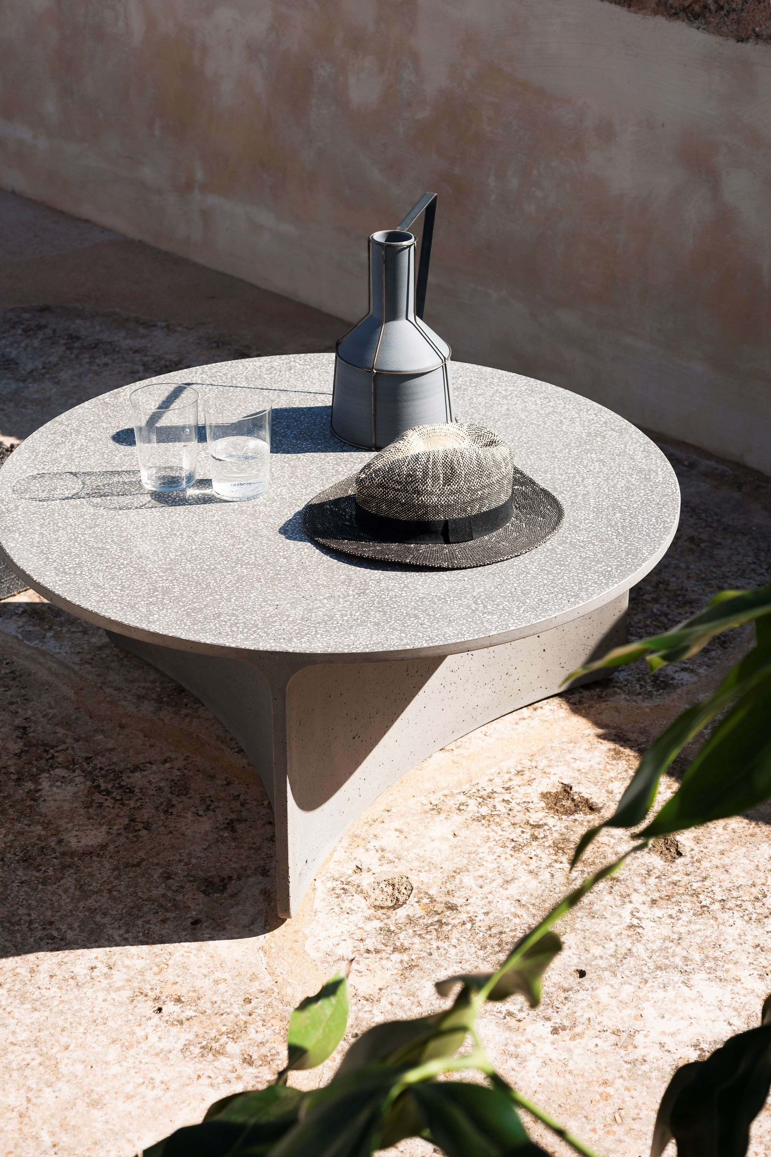 Бетонный круглый низкий садовый столик RODA Aspic ARCH-00046170 - Вид №1