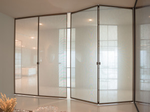 Стеклянная распашная дверь