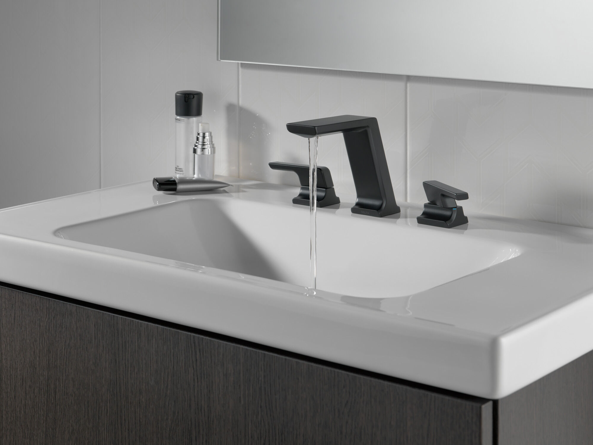 3599LF-BLMPU Смеситель для ванной комнаты с двумя ручками Delta Faucet Pivotal Матовый черный  - Вид №4