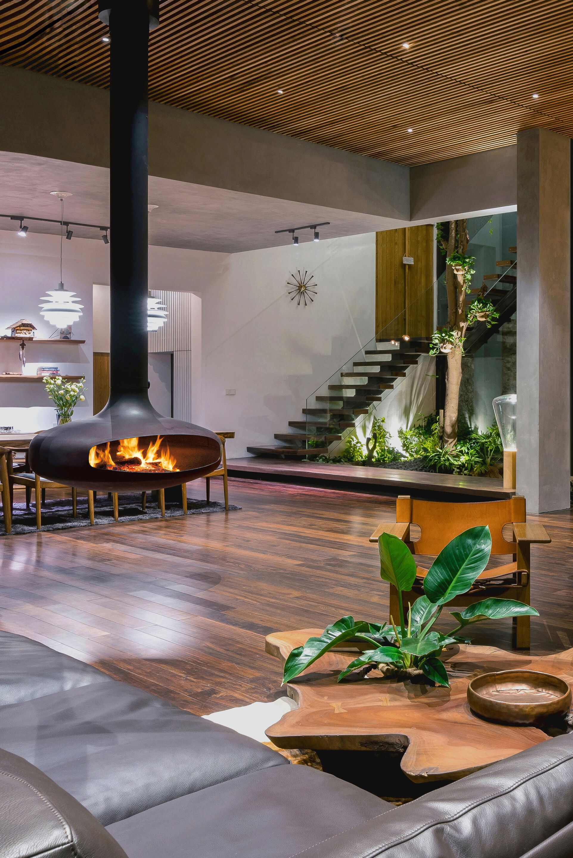 Вращающийся центральный декоративный камин Focus creation Domofocus ARCH-00104452 - Вид №1