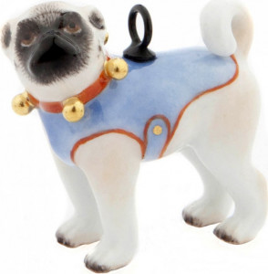 10614998 Meissen Подвеска 3,5см "Мопс в красном ошейнике с золотыми бубенцами и голубой попоне" Фарфор