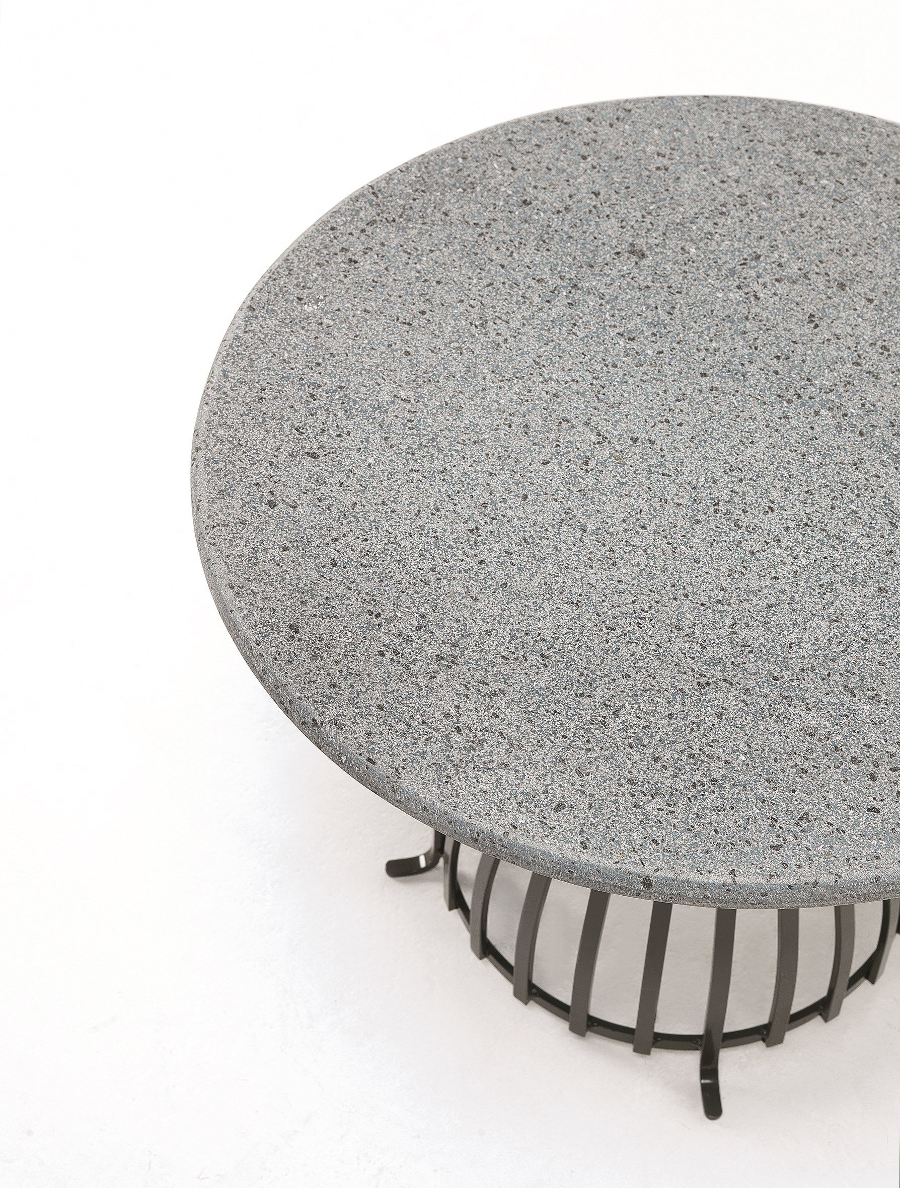 Круглый садовый столик из лавового камня Ethimo Venexia ARCH-00131166 - Вид №11