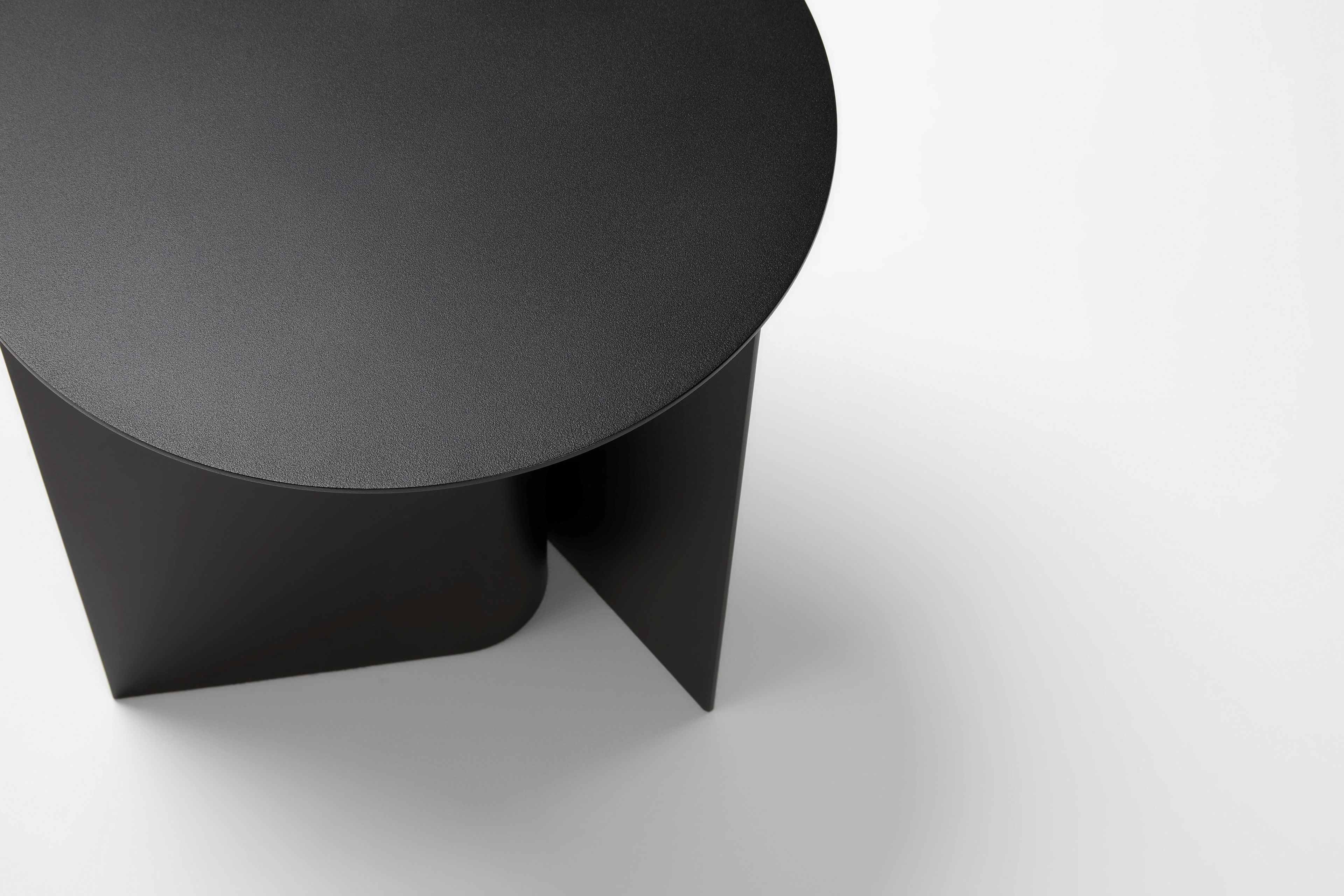 Алюминиевый круглый низкий журнальный столик с порошковым покрытием Ross Gardam ARCH-00041152 - Вид №5