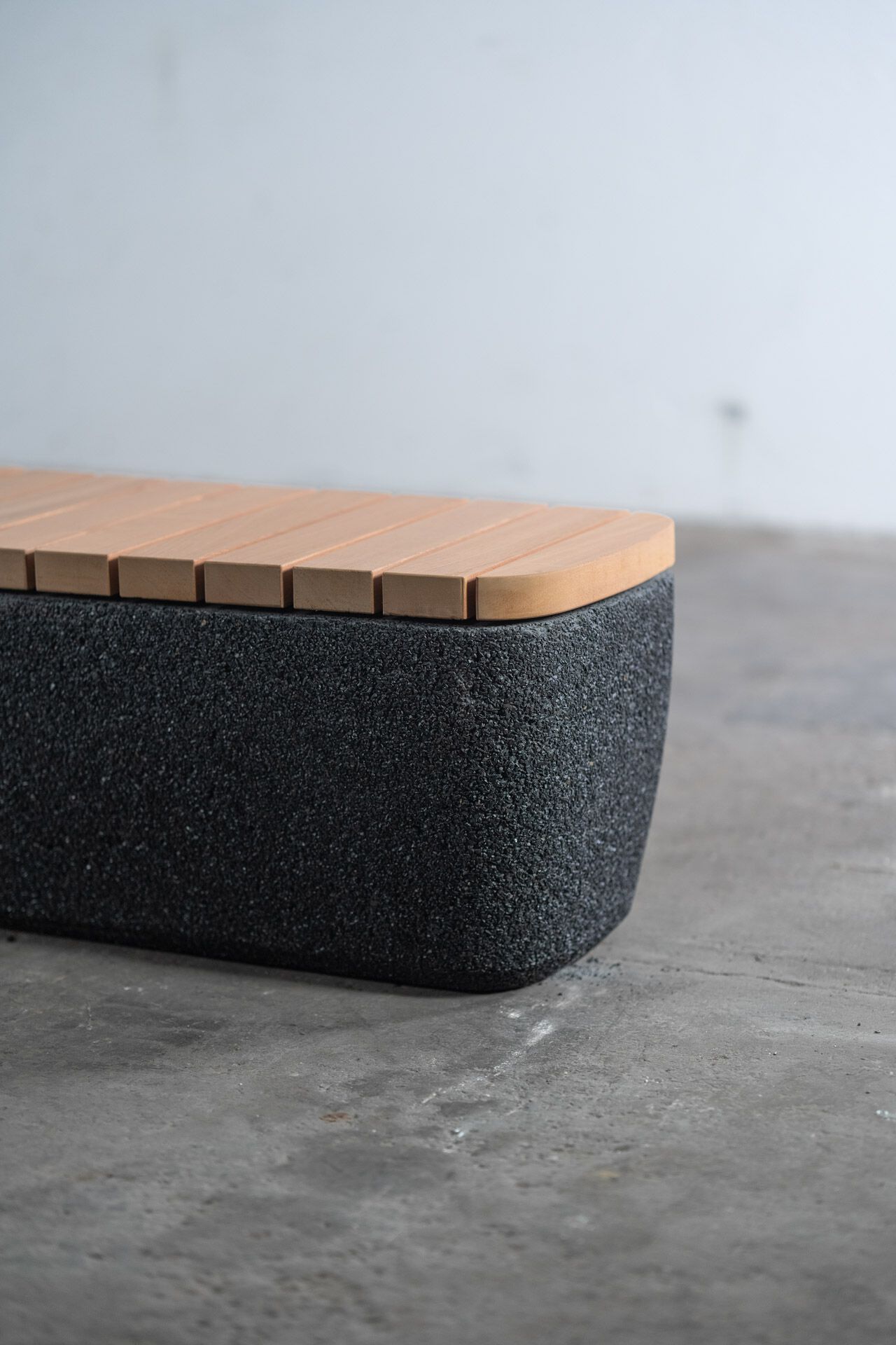 Скамейка из бетона и красного дерева без спинки Kremen ARCH-00031731 - Вид №9