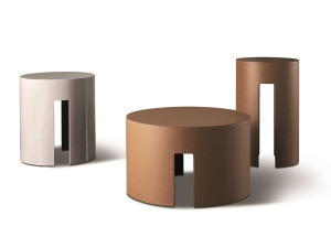 Деревянный круглый низкий журнальный столик