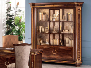 Витрина из дерева и стекла