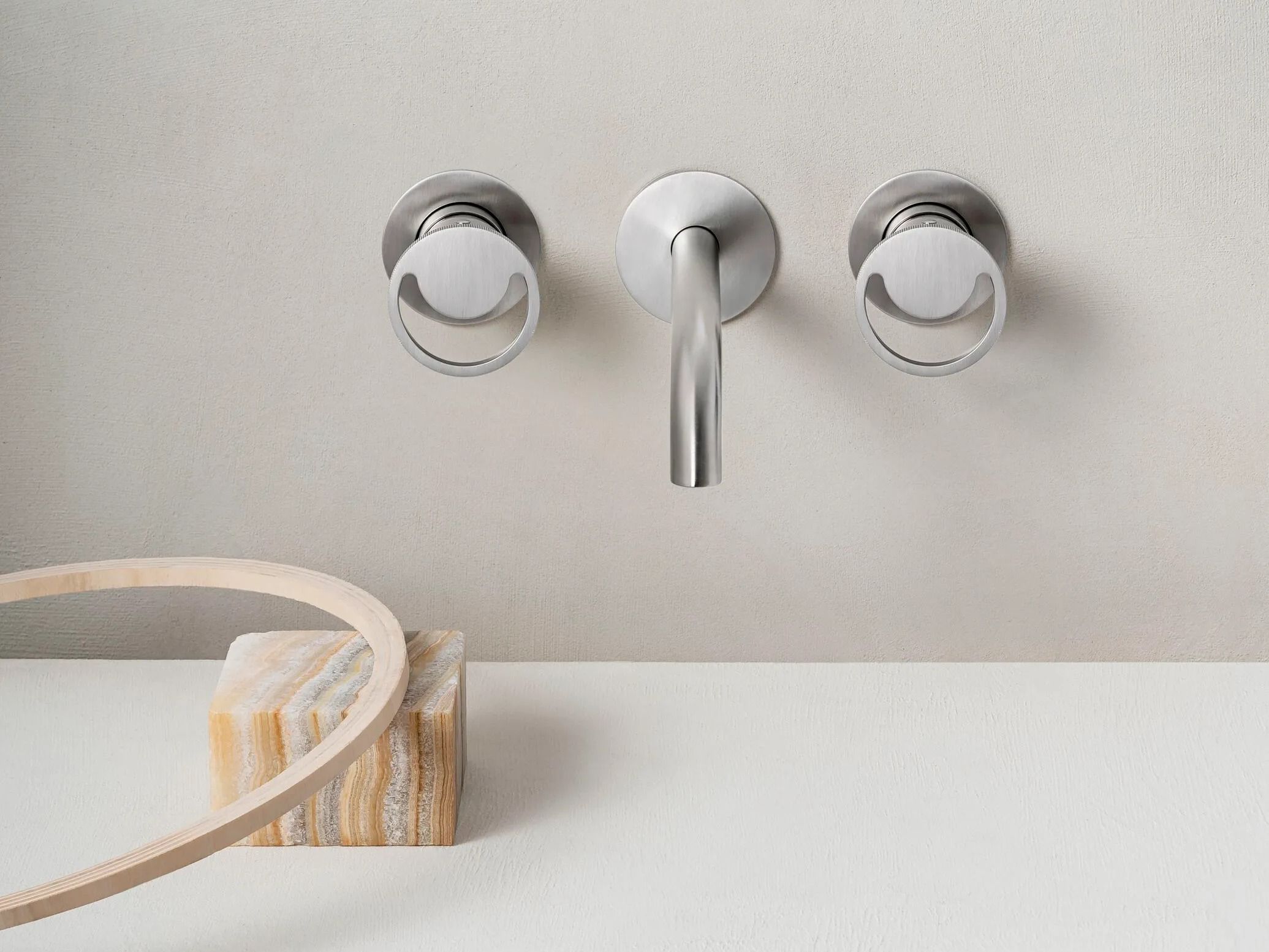 Настенный смеситель для раковины с 3 отверстиями с отдельными розетками QD Magistro Lab Smile ARCH-00030438 - Вид №1