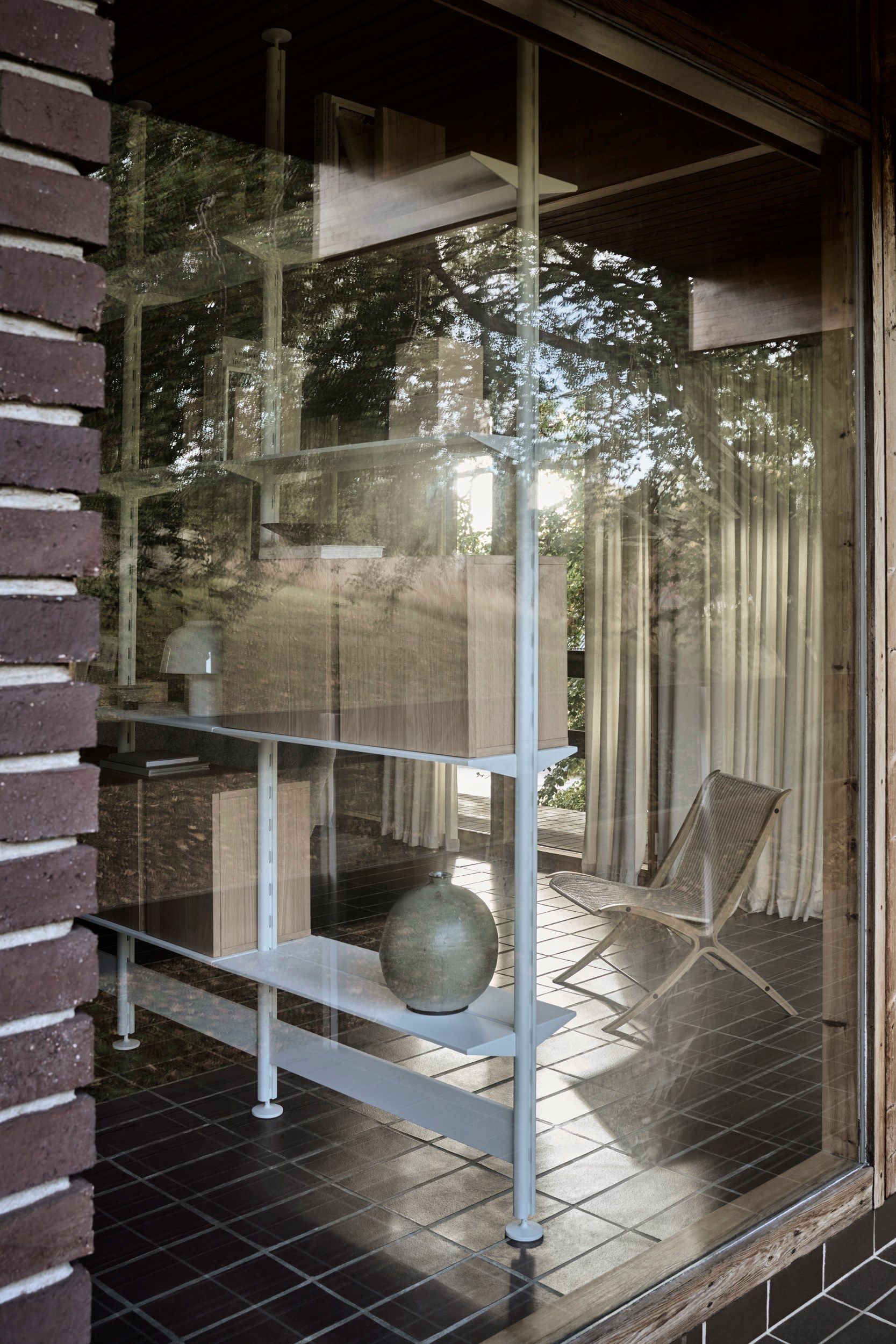 Книжный шкаф из алюминия и дерева с креплением пол-потолок String Furniture Pira ARCH-00108693 - Вид №11