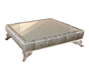 Низкий квадратный журнальный столик