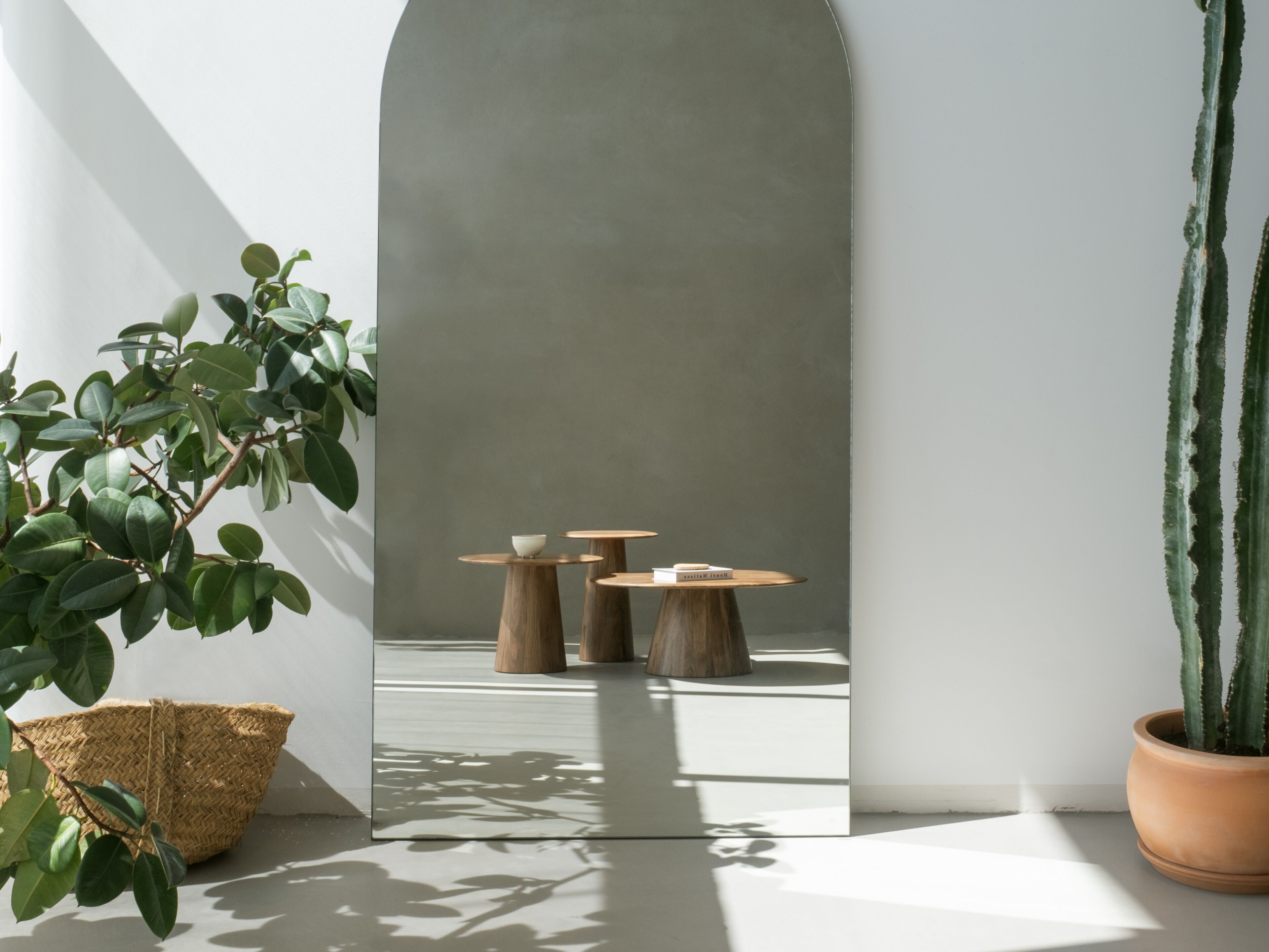 Круглый журнальный столик из орехового дерева Gazzda MUSHROOM ARCH-00038653 - Вид №6