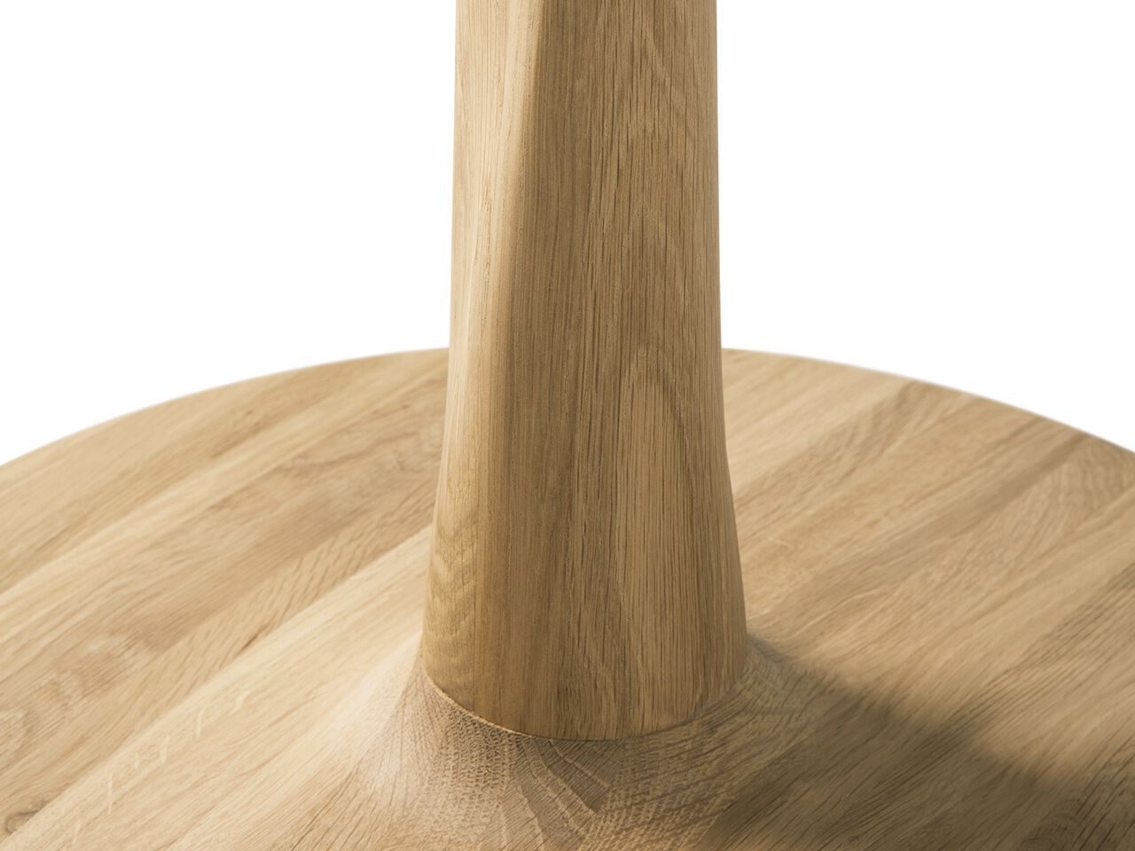 Круглый дубовый обеденный стол Ethnicraft Torsion ARCH-00020178