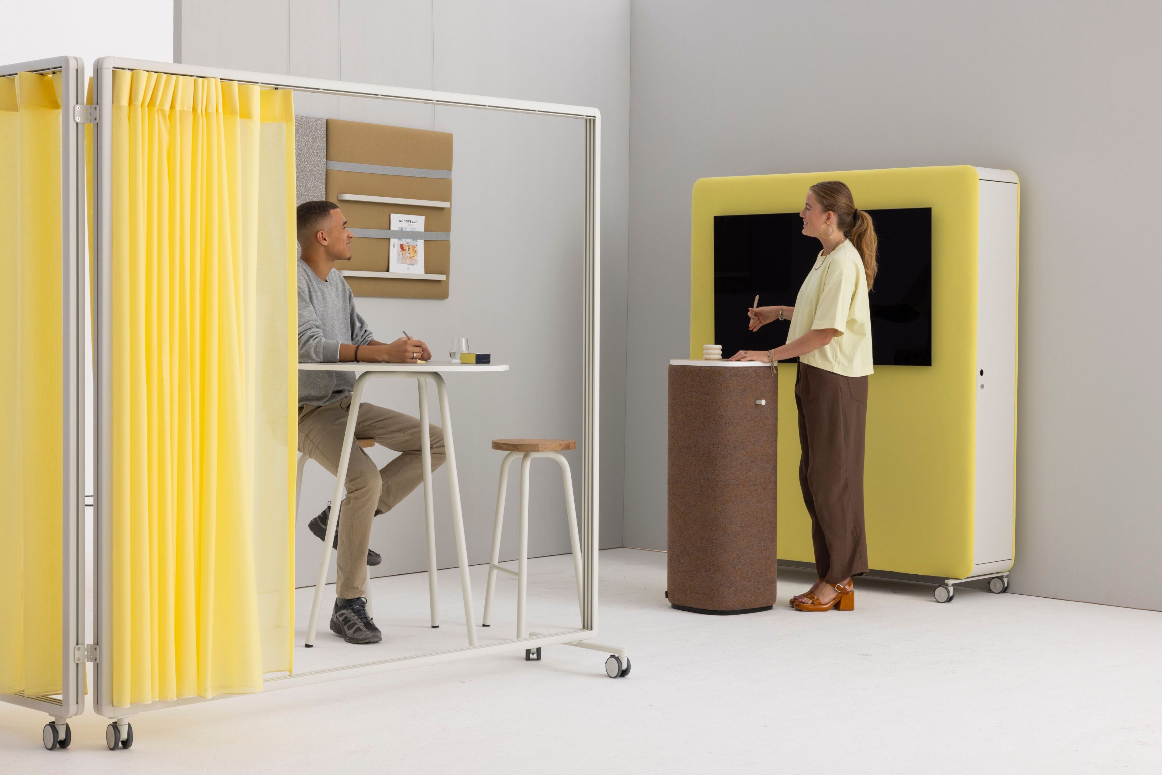 Высокий квадратный тканевый журнальный столик с деревянной столешницей Cascando Pully ARCH-00122240