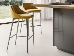 Высокий мягкий стул