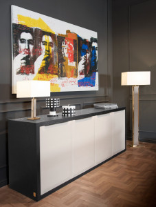 Фурнитура из дерева с распашными дверями