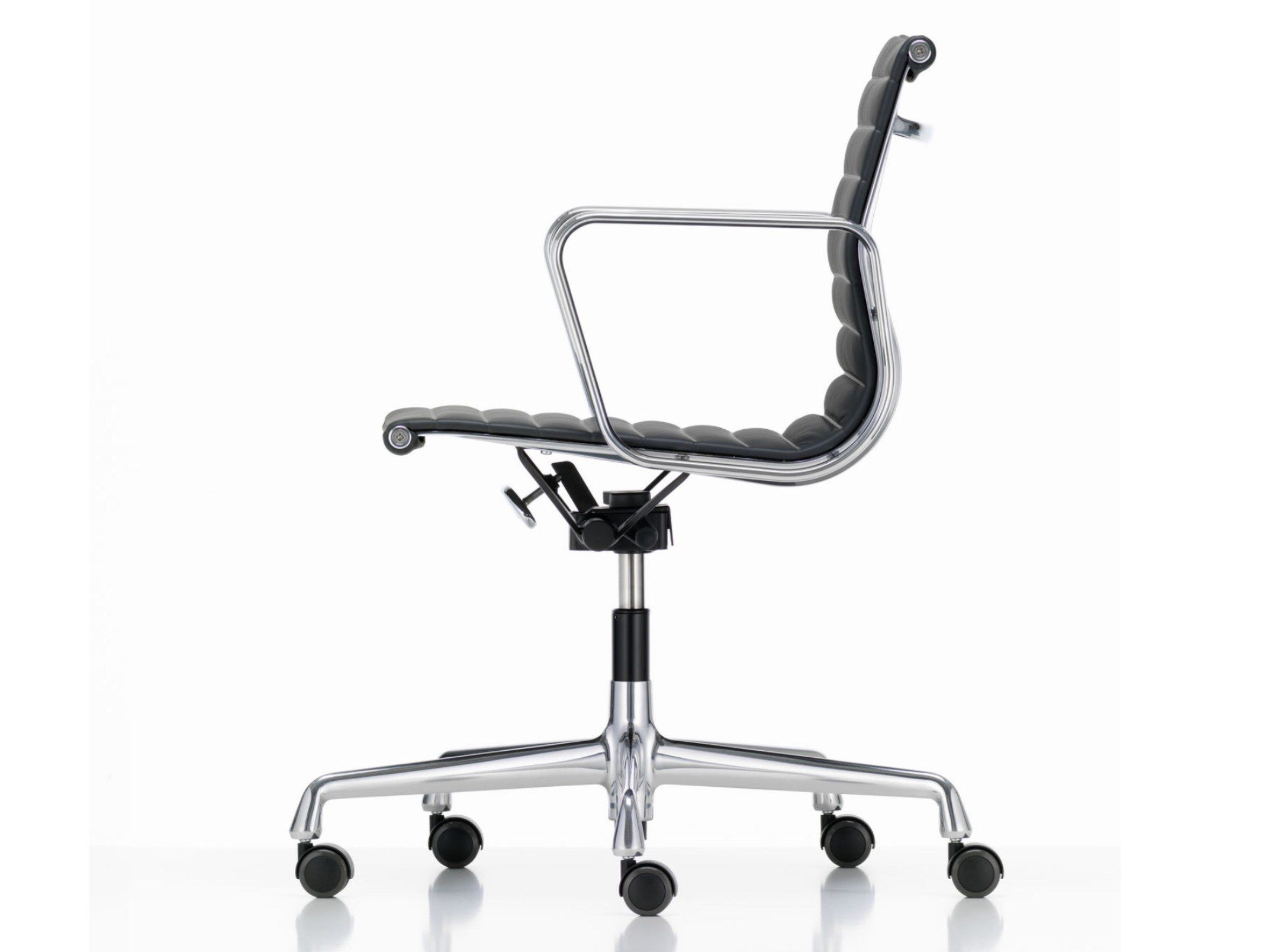 Кожаный поворотный операционный офисный стул с подлокотниками VITRA Eames Aluminium Group ARCH-00047211 - Вид №4