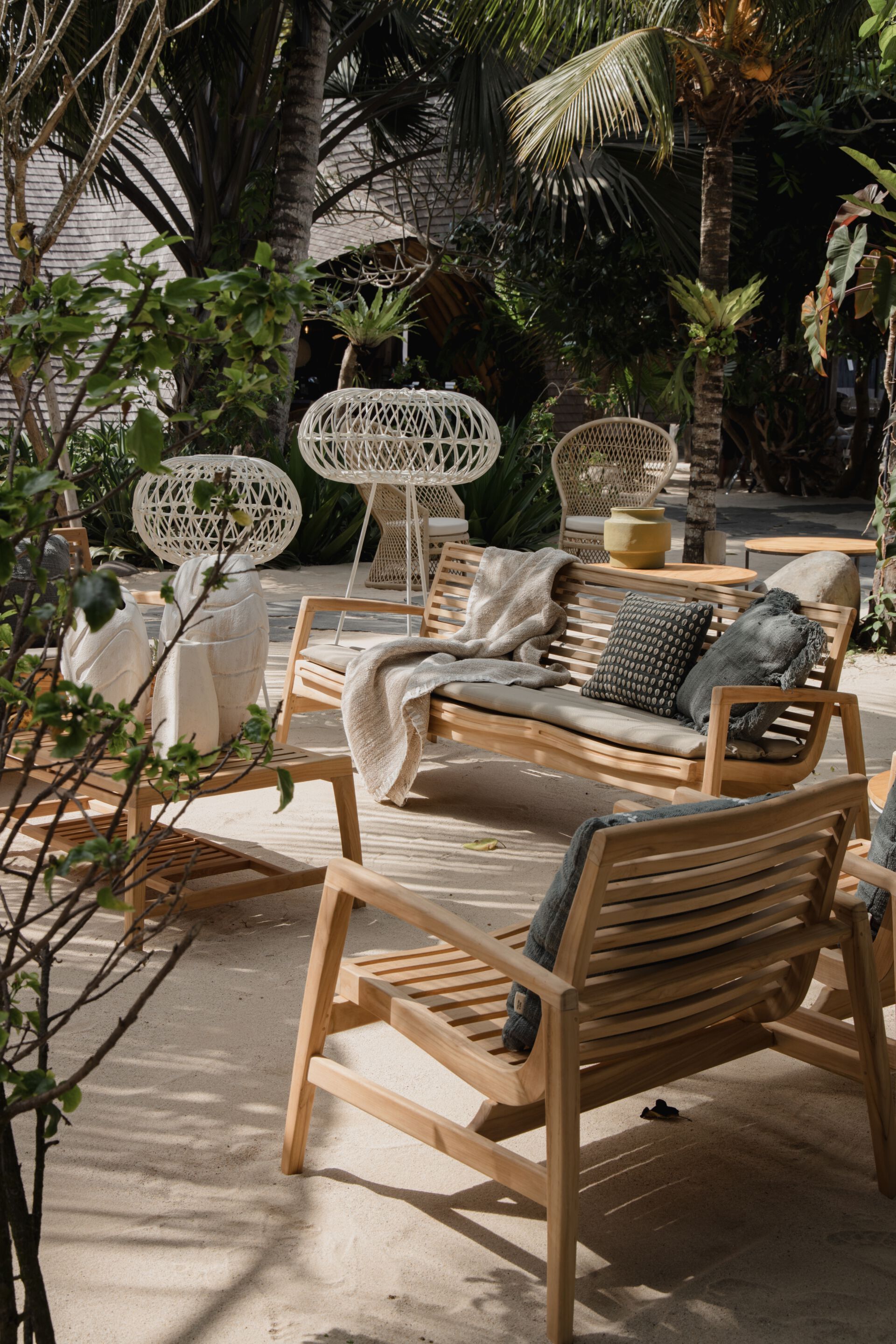 Садовое кресло из тикового дерева с подлокотниками cbdesign Rally ARCH-00070278 - Вид №1