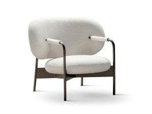 Тканевое кресло с подлокотниками