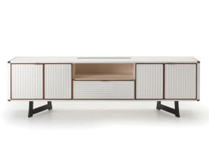 Деревянный шкаф с кожаной обивкой и распашными дверями