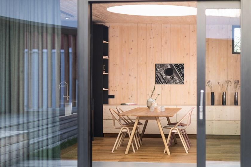 TON Штабелируемый деревянный стул с подлокотниками Again 311 005 - Вид №14