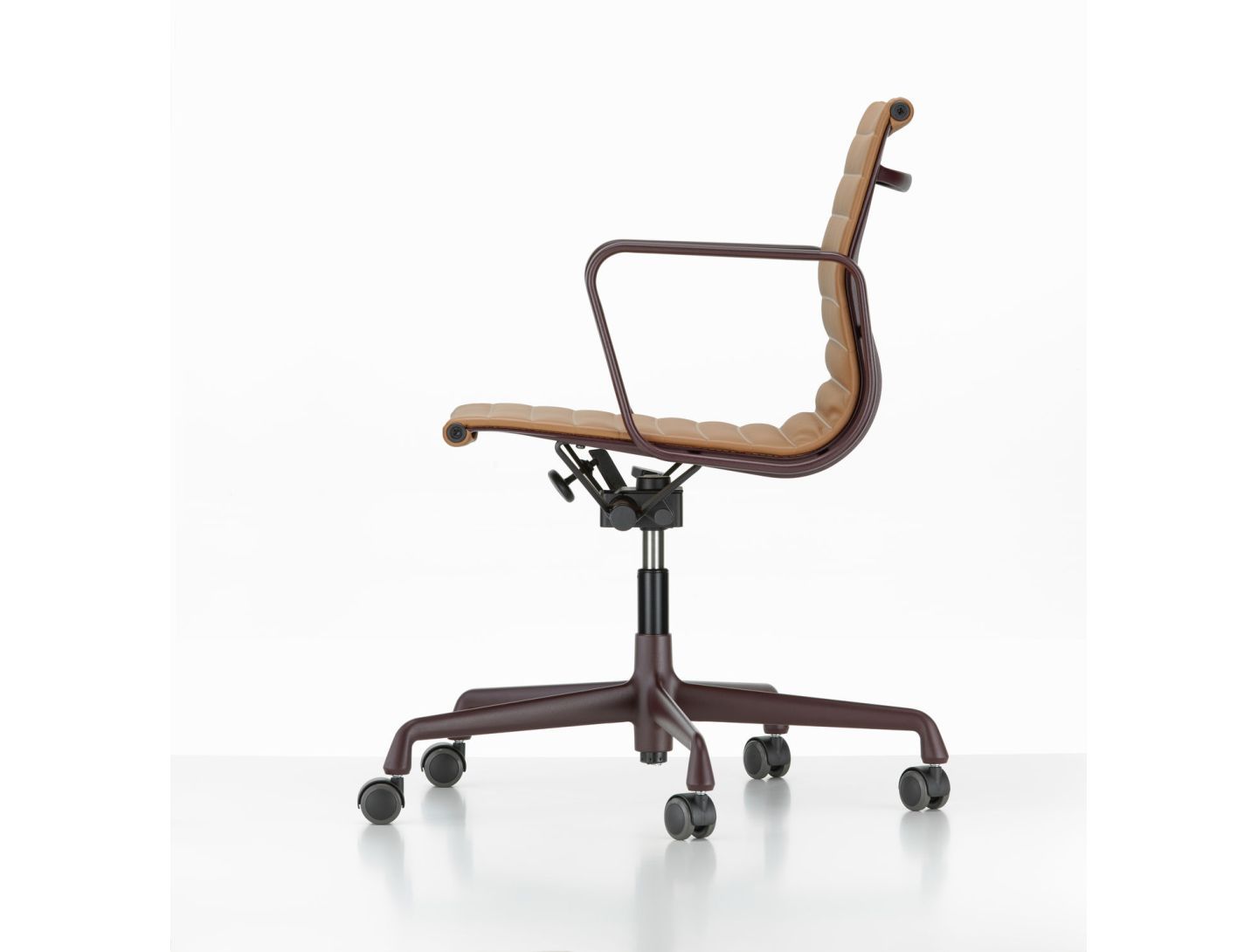 Кожаный поворотный операционный офисный стул с подлокотниками VITRA Eames Aluminium Group ARCH-00047211 - Вид №28