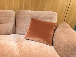 Квадратная подушка из ткани