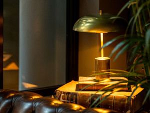 Перезаряжаемая латунная светодиодная настольная лампа