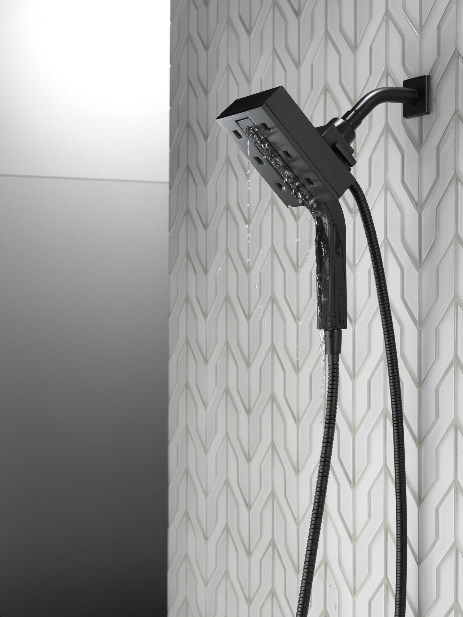 58473-BL25 H2Okinetic® In2ition® Душ два в одном с 4 настройками Delta Faucet Universal Showering Матовый черный  - Вид №11