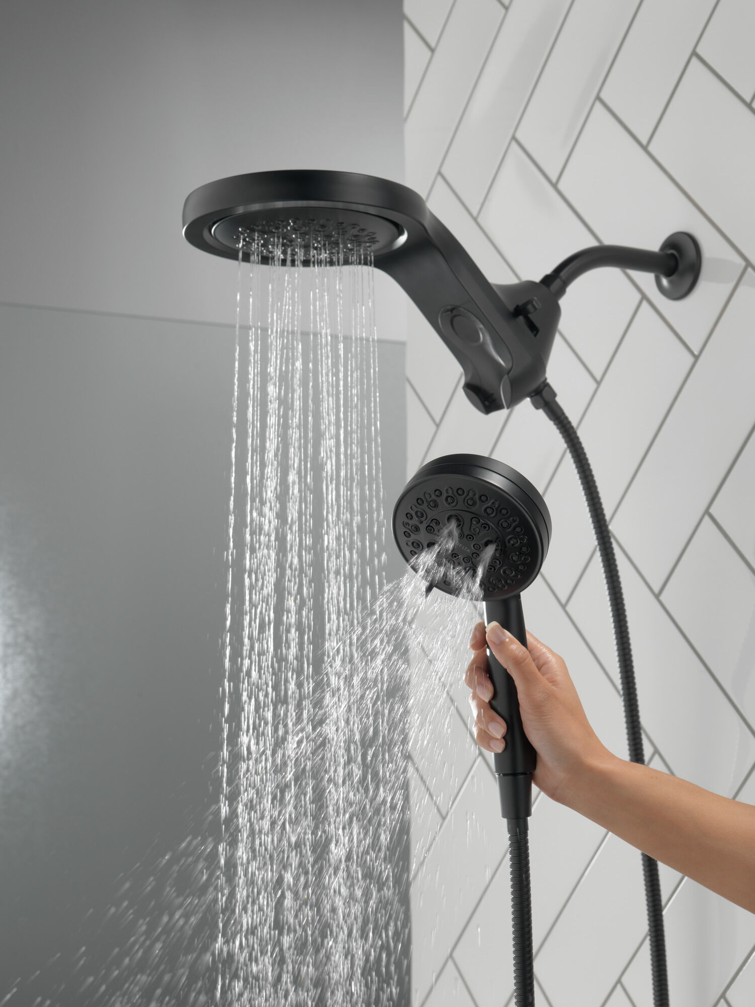 58680-BL HydroRain® H2Okinetic® 5-регулировочная душевая лейка два в одном Delta Faucet Universal Showering Матовый черный  - Вид №7