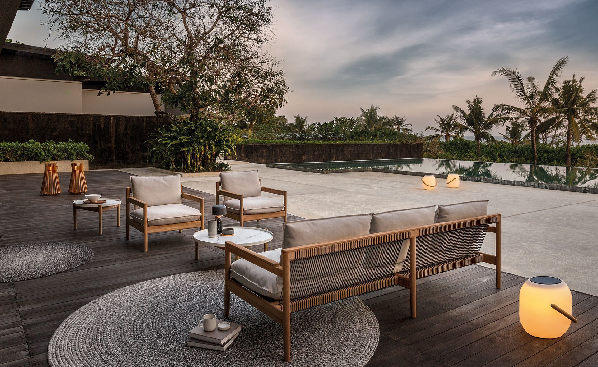 Садовое кресло из ткани и ТИКа с подлокотниками Gloster Saranac ARCH-00043497 - Вид №1