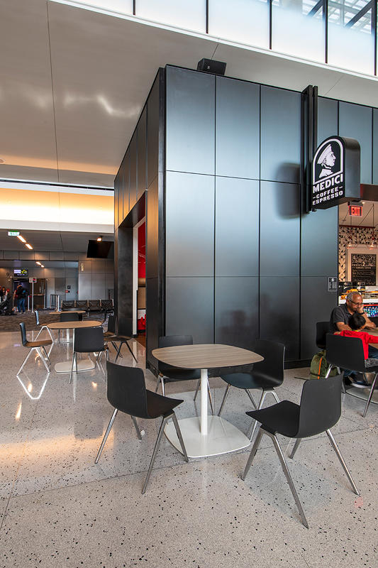 FSRT638 Система обшивки стен Levelr с панелями из вивихромного хромисового стекла в отражающей конфигурации с прослойкой индивидуального цвета и отделкой opalex, а также изготовленными на заказ выступающими ребрами черного цвета в международном аэропорту Forms-surfaces  - Вид №9